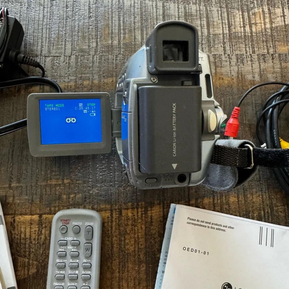 Cannon ZR200 Camcorder with Software and Accessories and Bag
